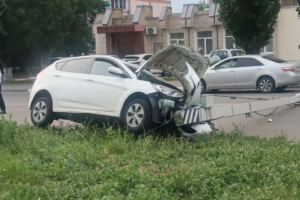 Автомобиль в Балаково сбил железобетонный столб