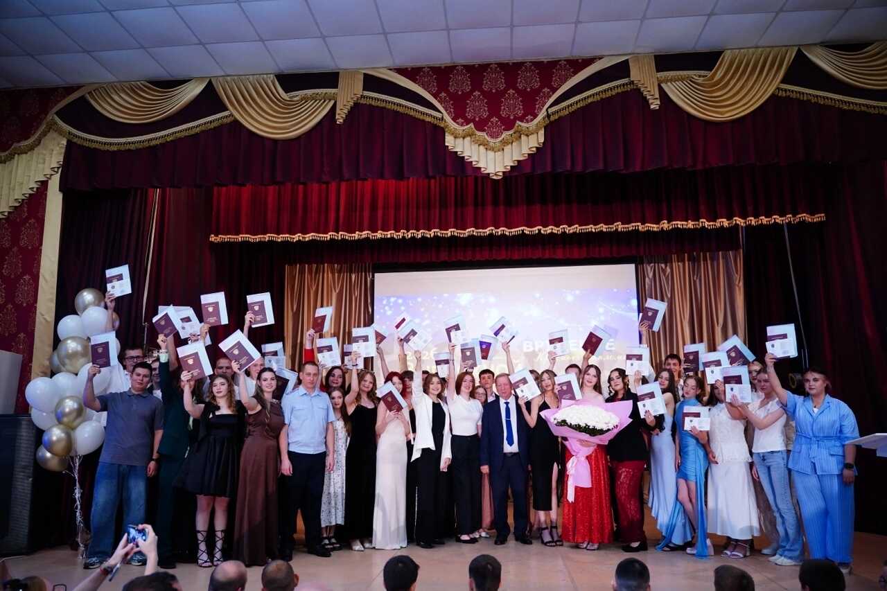 Балаковские полицейские вручили дипломы выпускникам колледжа