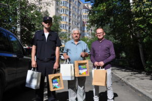 Полицейские и общественники помогли собрать детей в школу