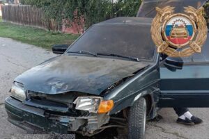 «Легковушка» влетела в придорожное дерево в Балаково