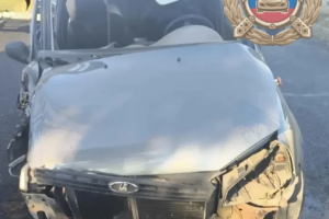 Автомобиль в Балаково врезался в столб