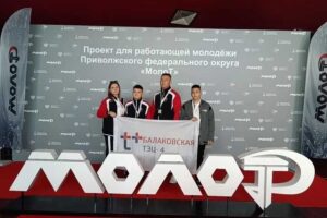 «Как корову подоить». Сотрудница балаковского предприятия вместе с мужем и сыном стала финалисткой проекта «МолоТ»
