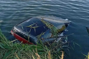 Сорвались с плотины. Из самойловского пруда достали автомобиль с четырьмя погибшими