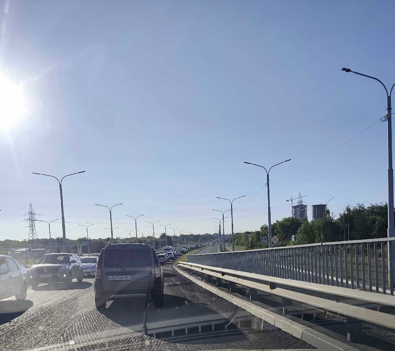 На мосту Победы в Балаково образовались пробки