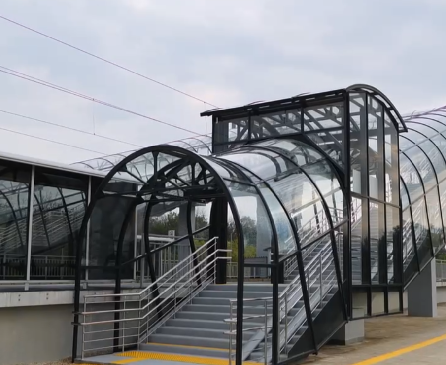 Рядом с аэропортом «Гагарин» открылся новый пешеходный мост
