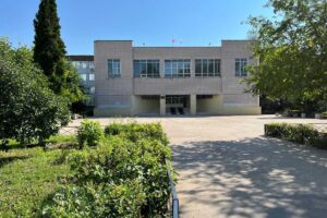Яму у 28-й школы закапывают обещаниями, а не асфальтом