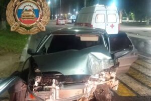 Автомобиль в Балаково врезался в дерево