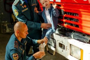Маленький балаковец учится ходить