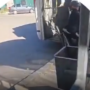 Водитель маршрутки силой вытолкал подростка с велосипедом из салона