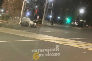 В Балаково автомобиль врезался в столб напротив администрации