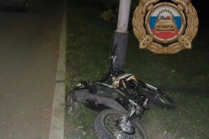 Мотоциклист врезался в опору ЛЭП. Он погиб