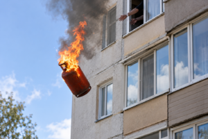 Из окна многоэтажки выбросили горящий газовый баллон