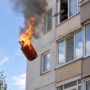 Из окна многоэтажки выбросили горящий газовый баллон